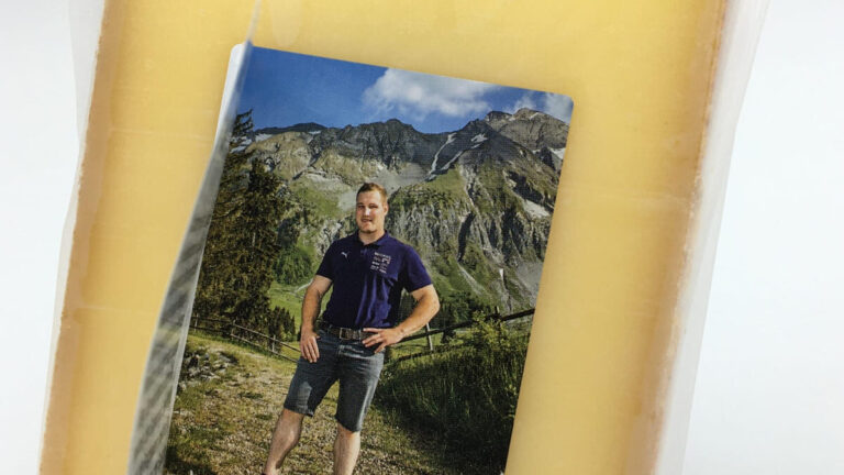 Ein Bild Von Joel Wicki Im Stehen Auf Einer Kaeseverpackung