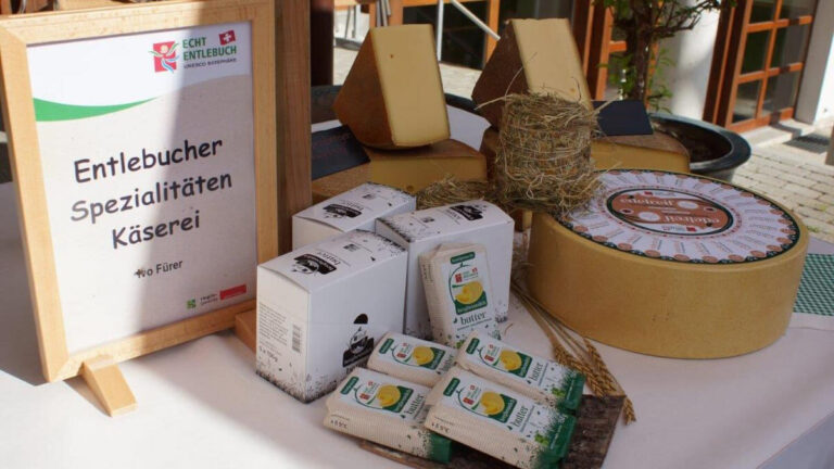 Entlebucher Kaeseleib Und Butter Auf Dem Tisch Ausgestellt