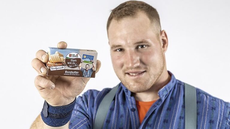 Joel Wicki Zeigt Das Produkt Bergbutter