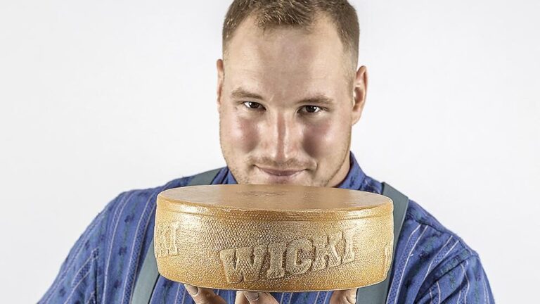 Joel Wicki Zeigt Kaeseleib Mitwicki Aufdruck