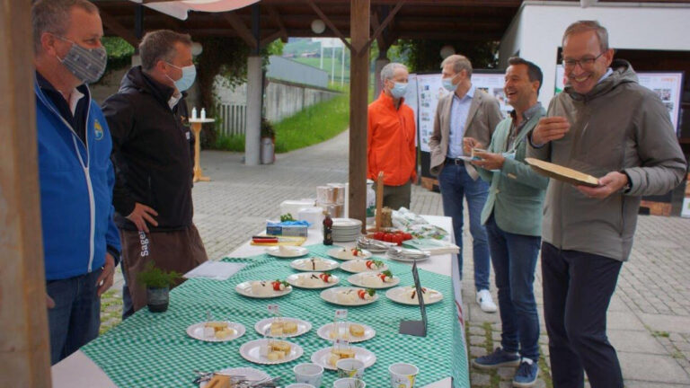 Meherer Menschen Vor Einem Ausstellungstisch Probieren Spezialitaeten Aus Der Region Entlebcuh