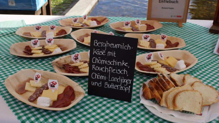 Mehrere Plaetchen Mit Bergheumilch Kaese Choemischinken Rauchfleisch Und Landjaeger Sowie Butterzopf Ausgestellt