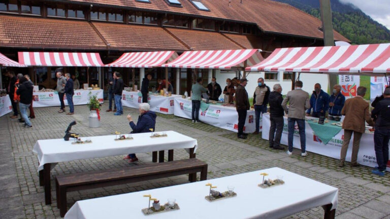 Mehrere Schaustaende Davor Menschen Die Spezialitaeten Aus Der Region Entlebuch Probieren
