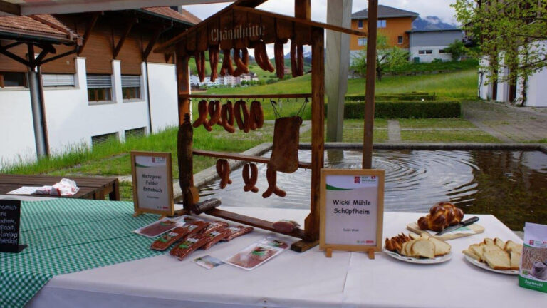 Mehrere Wuerstchen Und Fleisch Auf Einem Tisch Ausgestellt