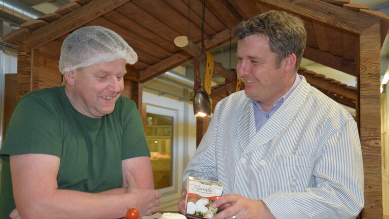 Mitarbeiter Der Berg Kaeserei Marbach Mit Einer Burrata Verpackung In Der Hand