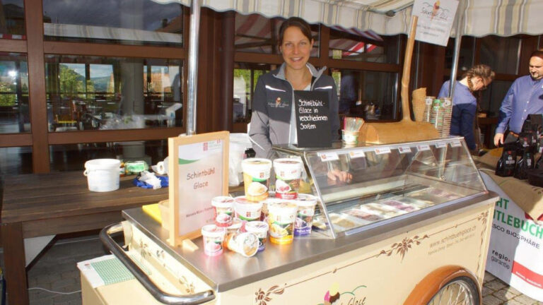 Mitarbeiterin Von Schintbuehlglace Hinter Dem Glacewaagen